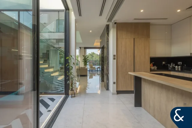 Corner Plot | Extended BUA | Lake Backing